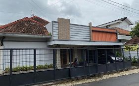 Jatiwinangun Homestay Near Gor Satria Purwoketo Mitra Reddoorz